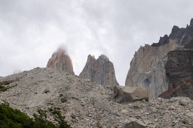 Torres Del Paine Ulusal Parkı 'ndaki kulelerin tepesindeki engebeli granit dağlar.