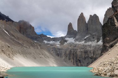 Torres Del Paine Ulusal Parkı 'ndaki kulelerin tepesindeki engebeli granit dağlar.
