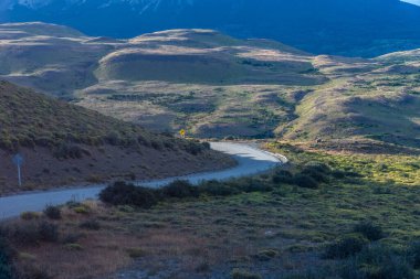 Torres Del Paine Ulusal Parkı ile Porta Natalis arasındaki Patagonya manzarasının açık hava çekimi..