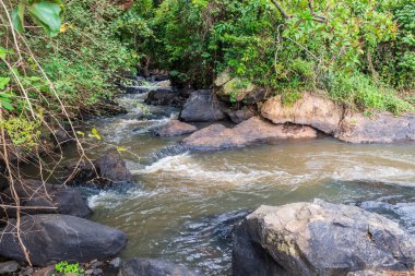 Kenya 'daki büyük yarık vadisi boyunca vahşi nehir ve şelale.