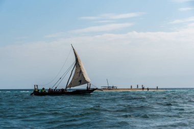 Zanzibar, Tanzanya - 6 Ağustos 2024. Geleneksel ahşap bir tekne olan ve latin yelkenli olarak bilinen tekneler, Tanzanya da dahil olmak üzere Doğu Afrika kıyılarında yaygın olarak kullanılır.