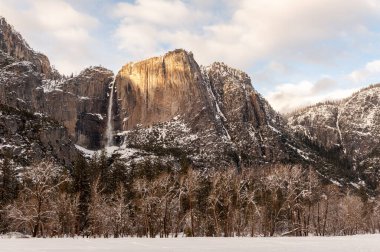 Yosemite Ulusal Parkı 'nın karla kaplı vadisinin dışında, güneşli bir kış öğleden sonrasında..