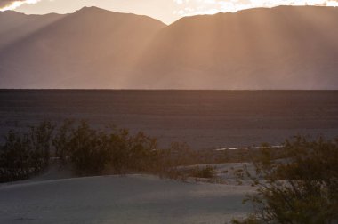 Kaliforniya 'daki Ölüm Vadisi Ulusal Parkı' nda, düz kum tepelerinin yanında gün batımı.