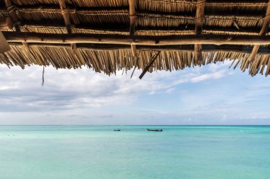 Kuzey Zanzibar 'ın sahil şeridinin açık hava görüntüsü. Zanzibar, özellikle de kıyıları popüler bir turizm merkezidir..