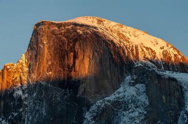 Yarım karlı bir kubbenin bir kış akşamında güneş ışığının son ışıklarını yakaladığı bir telefon görüşmesi..