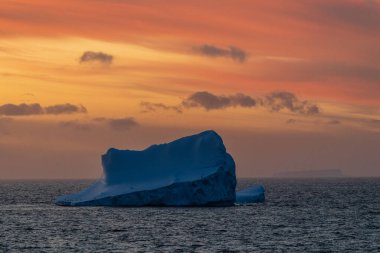 Antarktika 'da Bransfield Boğazı üzerinde güzel bir günbatımı izlenimi