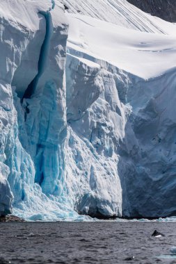 Buz tabakasının içindeki dev bir yarığın telefonu. Graham Geçidi, Charlotte Körfezi yakınında, Antarktika Yarımadası 'nda.