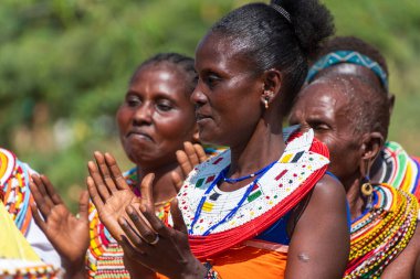 Archers Post, Kenya - 23 Temmuz 2024. Umoja Kadın Kültür Köyü 'nden bir grup kadın turistleri karşılıyor. Bu köy bir grup kadın tarafından kuruldu. Erkeklerin egemen olduğu şiddet olaylarından korunmak için.