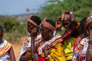 Archers Post, Kenya - 23 Temmuz 2024. Umoja Kadın Kültür Köyü 'nden bir grup kadın turistleri karşılıyor. Bu köy bir grup kadın tarafından kuruldu. Erkeklerin egemen olduğu şiddet olaylarından korunmak için.