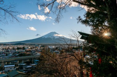 Shimoyoshida, Japonya - 27 Aralık 2019. Ünlü Chureito Pagoda 'dan Fuji Dağı' na bakıyorum.