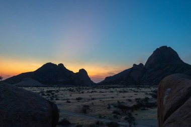 Spitzkoppe yakınlarında günbatımı, Namibya 'nın merkezinde ünlü bir granit zirve..