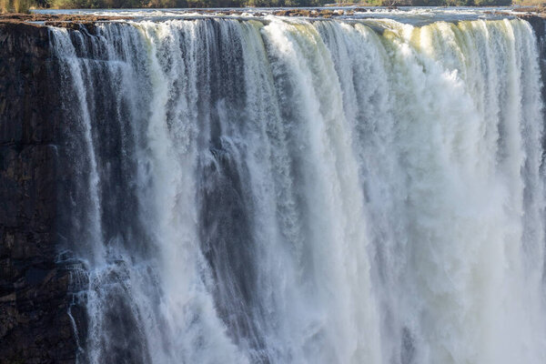 Крупный план водопада Виктория, на границе Зимбабве и Замбии.
