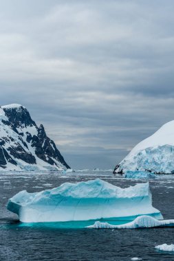 Buzdağları ve Buzdağları Antarktika yarımadasının kıyılarını ve birçok adasını oluşturur. Görüntü Lemaire Kanalı 'nın girişinde çekildi.