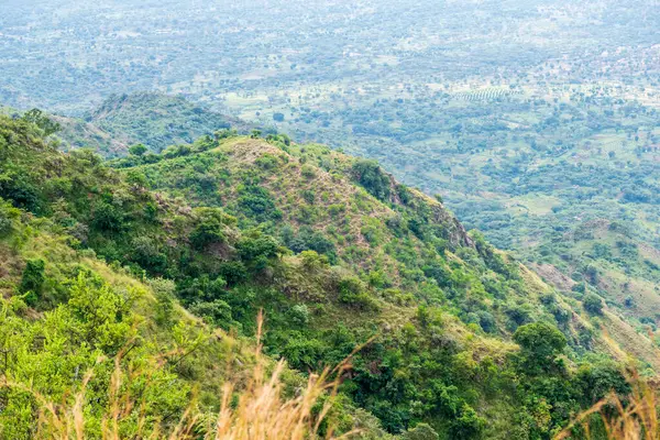 Kenya 'daki Afrika Yarık Vadisi' nin sarp duvarlarının etkisi.