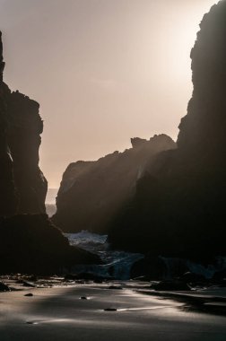 Öğleden sonra Pfeiffer plajında, Kaliforniya 'da, güneş batarken.