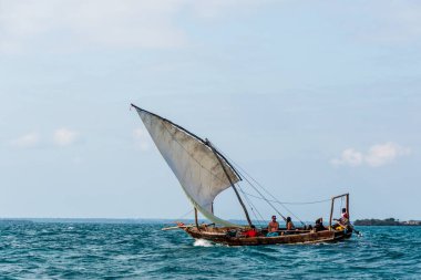 Zanzibar, Tanzanya - 6 Ağustos 2024. Geleneksel ahşap bir tekne olan ve latin yelkenli olarak bilinen tekneler, Tanzanya da dahil olmak üzere Doğu Afrika kıyılarında yaygın olarak kullanılır.