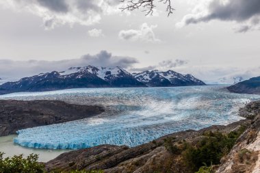 Paine Grande 'den Refugio Grey' e, Torres Del Paine Ulusal Parkı 'ndaki gri göl boyunca uzanan gri buzullar hakkında etkileyici bir bakış açısı, Patagonya, Şili.