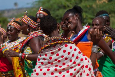 Archers Post, Kenya - 23 Temmuz 2024. Umoja Kadın Kültür Köyü 'nden bir grup kadın turistleri karşılıyor. Bu köy bir grup kadın tarafından kuruldu. Erkeklerin egemen olduğu şiddet olaylarından korunmak için.