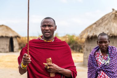 Mto wa Mbu, Tanzanya - 4 Ağustos 2024. Kuzey Tanzanya 'daki Mto wa Mbu kasabası yakınlarındaki Masai halkına yakın çekim. Masajiler geleneksel yaşam tarzlarıyla çiftçiler olarak bilinirler..