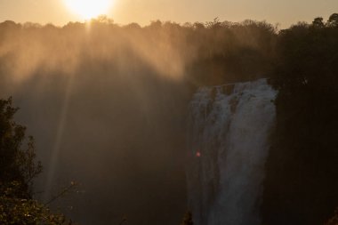 Viktora 'nın Zimbabwe' ye düşüşünün arka planda kalan görüntüsü, şelaleden gelen hafif bir sis spreyini gösteriyor..