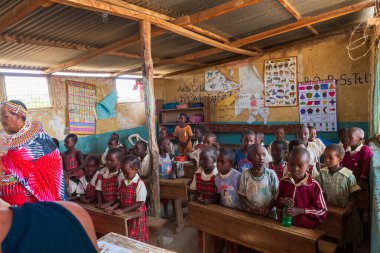 Archers Post, Kenya - 23 Temmuz 2024. Kuzey Kenya 'daki Umoja Kadın Kültür Köyü' nde okula giden çocukların izlenimi. Bu köy bir grup kadın tarafından kuruldu. Erkeklerden bir sığınak.