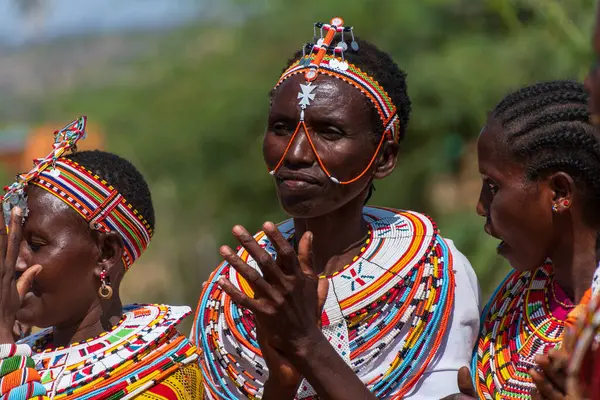 Archers Post, Kenya - 23 Temmuz 2024. Umoja Kadın Kültür Köyü 'nden bir grup kadın turistleri karşılıyor. Bu köy bir grup kadın tarafından kuruldu. Erkeklerin egemen olduğu şiddet olaylarından korunmak için.