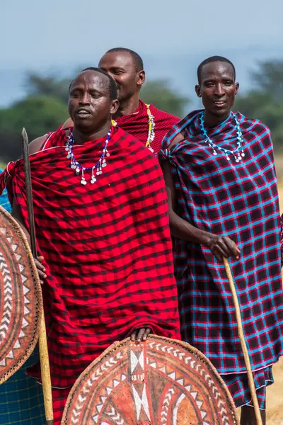 Mto wa Mbu, Tanzanya - 4 Ağustos 2024. Kuzey Tanzanya 'daki Masai halkının Mto wa Mbu kasabası yakınlarındaki hoş geldin dansının taklidi. Masajiler geleneksel yaşam tarzlarıyla tanınırlar.