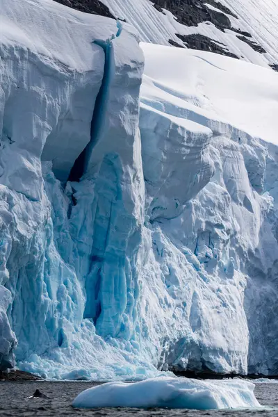 Buz tabakasının içindeki dev bir yarığın telefonu. Graham Geçidi, Charlotte Körfezi yakınında, Antarktika Yarımadası 'nda.