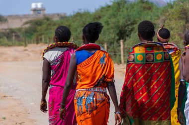 Archers Post, Kenya - 23 Temmuz 2024. Umoja Kadın Kültür Köyü 'nden bir grup kadın turistleri karşılıyor. Bu köy bir grup kadın tarafından kuruldu. Erkeklerin egemen olduğu şiddet olaylarından korunmak için.