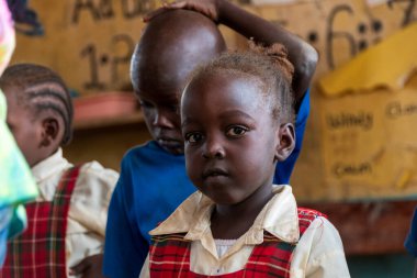 Archers Post, Kenya - 23 Temmuz 2024. Kuzey Kenya 'daki Umoja Kadın Kültür Köyü' nde okula giden çocukların izlenimi. Bu köy bir grup kadın tarafından kuruldu. Erkeklerden bir sığınak.