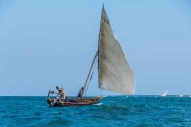 Zanzibar, Tanzanya - 6 Ağustos 2024. Geleneksel ahşap bir tekne olan ve latin yelkenli olarak bilinen tekneler, Tanzanya da dahil olmak üzere Doğu Afrika kıyılarında yaygın olarak kullanılır.