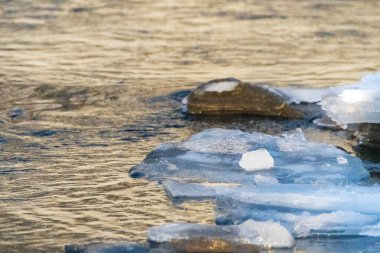 Güney İzlanda 'daki skogafoss şelalesinden akan nehirdeki eriyen buzun ayrıntıları..