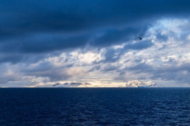 Güneş doğduktan hemen sonra, Gerlache Boğazı 'nda altın saat boyunca çekilen Antarktika manzarası..