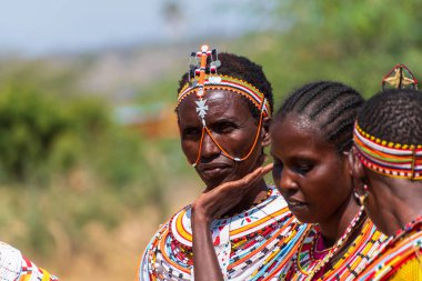 Archers Post, Kenya - 23 Temmuz 2024. Umoja Kadın Kültür Köyü 'nden bir grup kadın turistleri karşılıyor. Bu köy bir grup kadın tarafından kuruldu. Erkeklerin egemen olduğu şiddet olaylarından korunmak için.