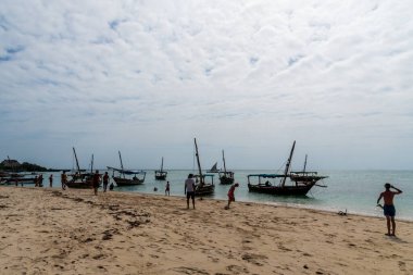 Zanzibar, Tanzanya - 6 Ağustos 2024. Geleneksel ahşap bir tekne olan ve latin yelkenli olarak bilinen tekneler, Tanzanya da dahil olmak üzere Doğu Afrika kıyılarında yaygın olarak kullanılır.