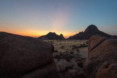 Spitzkoppe yakınlarında günbatımı, Namibya 'nın merkezinde ünlü bir granit zirve..