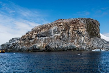 Mikkelsen Limanı, Antarktika Yarımadası - 2 Şubat 2024. Zodyaklardaki Antarktika turistleri Antarktika Yarımadası 'ndaki Mikkelsen Limanı kıyılarını keşfediyorlar