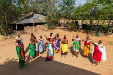 Archers Post, Kenya - 23 Temmuz 2024. Umoja Kadın Kültür Köyü 'nden bir grup kadın turistleri karşılıyor. Bu köy bir grup kadın tarafından kuruldu. Erkeklerin egemen olduğu şiddet olaylarından korunmak için.
