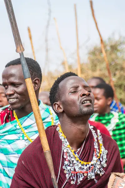 Mto wa Mbu, Tanzanya - 4 Ağustos 2024. Kuzey Tanzanya 'daki Masai halkının Mto wa Mbu kasabası yakınlarındaki hoş geldin dansının taklidi. Masajiler geleneksel yaşam tarzlarıyla tanınırlar.