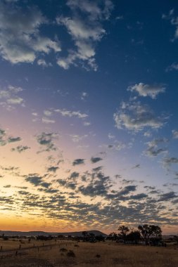 Günbatımının etkisi, Susriem, Nambia 'daki bir kamp alanından Sossusvlei' ye geçit..