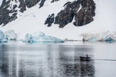 Danco Adası, Antarktika Yarımadası - 31 Ocak 2024. Atarctic Exploration gemisinin mürettebatı Okyanus Maceracısı zodyakları Danco Adası ve çevresindeki keşifler için hazırlayın.