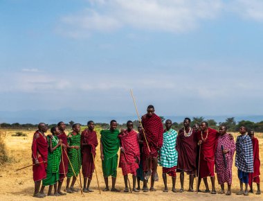Mto wa Mbu, Tanzanya - 4 Ağustos 2024. Kuzey Tanzanya 'daki Masai halkının Mto wa Mbu kasabası yakınlarındaki hoş geldin dansının taklidi. Masajiler geleneksel yaşam tarzlarıyla tanınırlar.