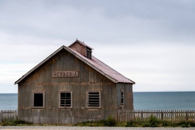 Punta Arenas, Şili - 24 Ocak 2024. Estancia San Gregorio 'nun dış kısmının ayrıntıları. Bu terk edilmiş Estonya bir zamanlar Güney Patagonya 'nın en büyük koyun yünü üreticilerinden biriydi..