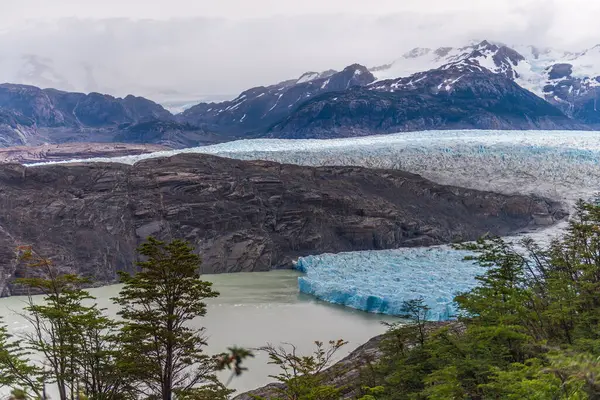 Paine Grande 'den Refugio Grey' e, Torres Del Paine Ulusal Parkı 'ndaki gri göl boyunca uzanan gri buzullar hakkında etkileyici bir bakış açısı, Patagonya, Şili.
