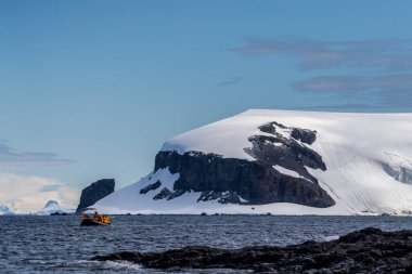 Mikkelsen Limanı, Antarktika Yarımadası - 2 Şubat 2024. Zodyaklardaki Antarktika turistleri Antarktika Yarımadası 'ndaki Mikkelsen Limanı kıyılarını keşfediyorlar