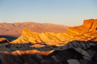 Sabahın erken saatlerinde Zabriskie Point, Ölüm Vadisi 'nde, Aralık sonlarında.