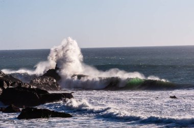 Pasifik Okyanusu 'ndan gelen büyük dalgalar ABD otoyolu boyunca Kaliforniya kıyılarına çarpıyor..
