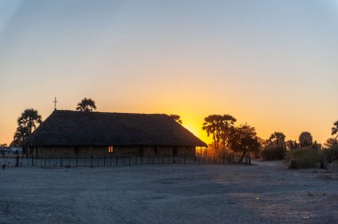 Nakambale, Namibya - 20 Temmuz 2019. Nakambale 'deki Finlandiya Misyon Merkezinde günbatımı.