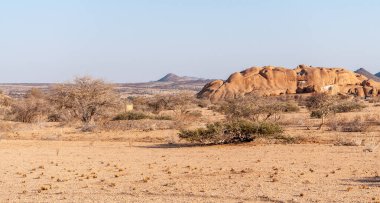 Spitzkoppe yakınlarındaki Namibya çölünün manzara görüntüsü, gün batımında..