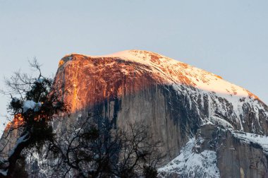 Yarım karlı bir kubbenin bir kış akşamında güneş ışığının son ışıklarını yakaladığı bir telefon görüşmesi..